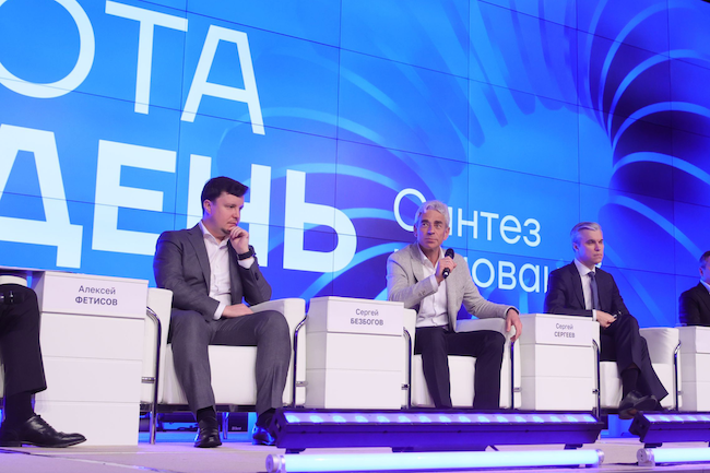 Алексей Фетисов («Холдинг Т1»), Сергей Безбогов (Банк «ВТБ») и Сергей Сергеев («Лента») Алексей Фетисов («Холдинг Т1»), Сергей Безбогов (Банк «ВТБ») и Сергей Сергеев («Лента»)